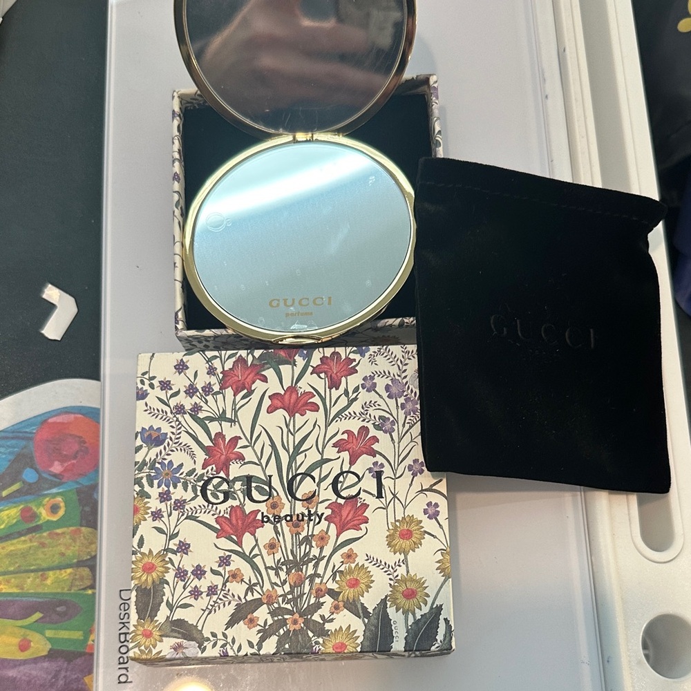 Gucci Floral Design Compact Mirror with Velvet Pouch and box - Picture 2 of 6